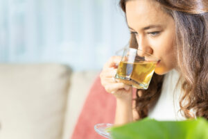 Read more about the article Drinking green tea helps with back pain