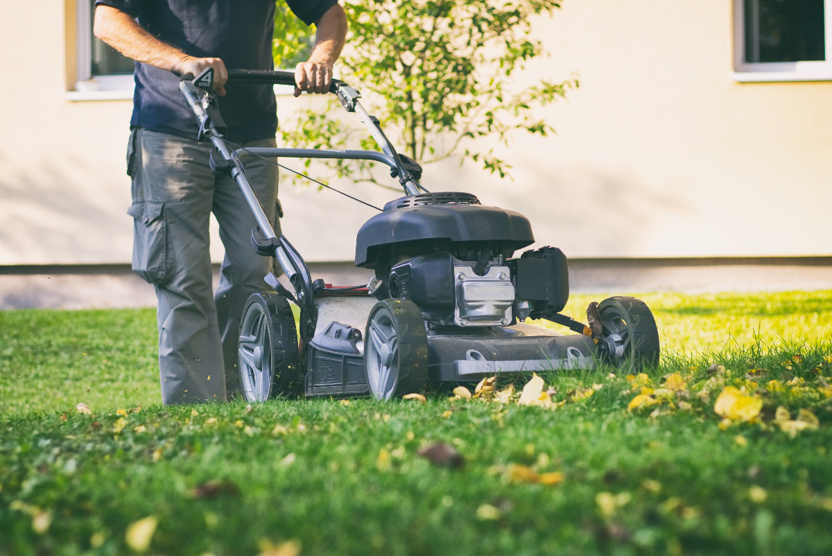 You are currently viewing How to prevent back pain when mowing your lawn