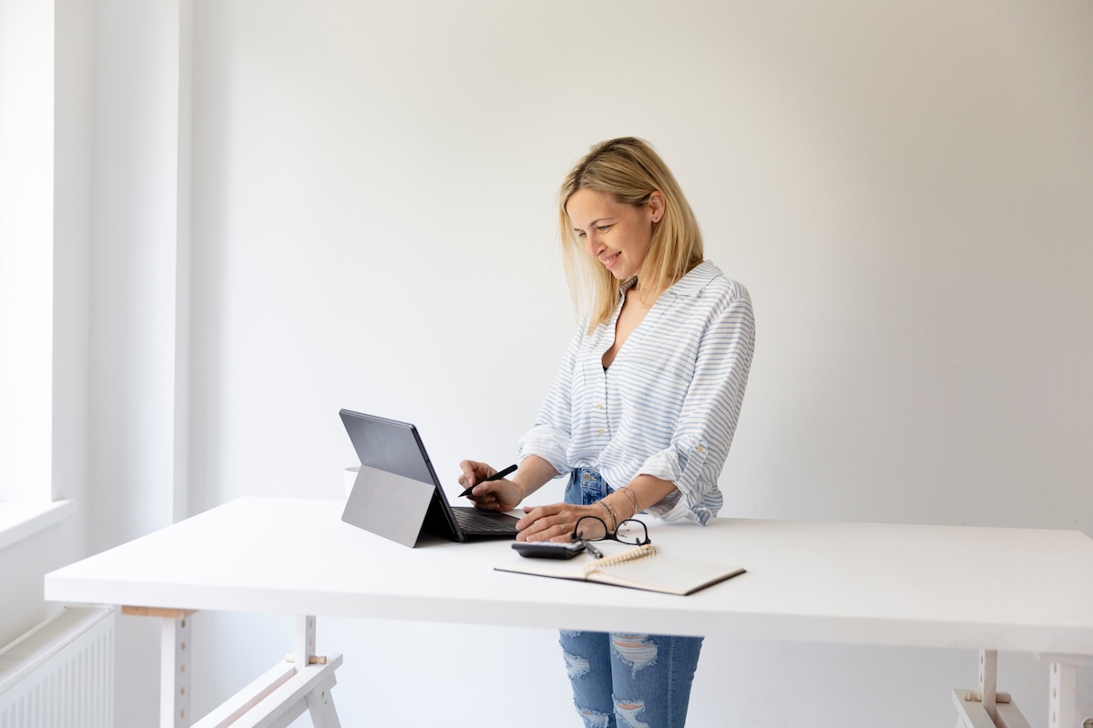 Read more about the article Standing Desks: Do They Really Help Your Back?
